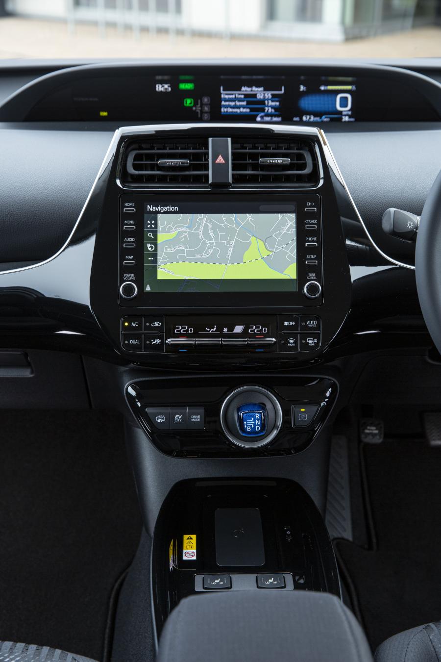 Детали интерьера Toyota Prius Plug-in Hybrid Business Edition+ 2019 года  (UK) (фото 15 из 30)